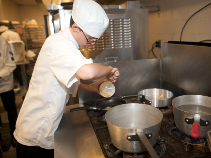 34. Institutional and cafeteria cooks earn a median of $24,680 a year and 114,520 are employed by public schools.