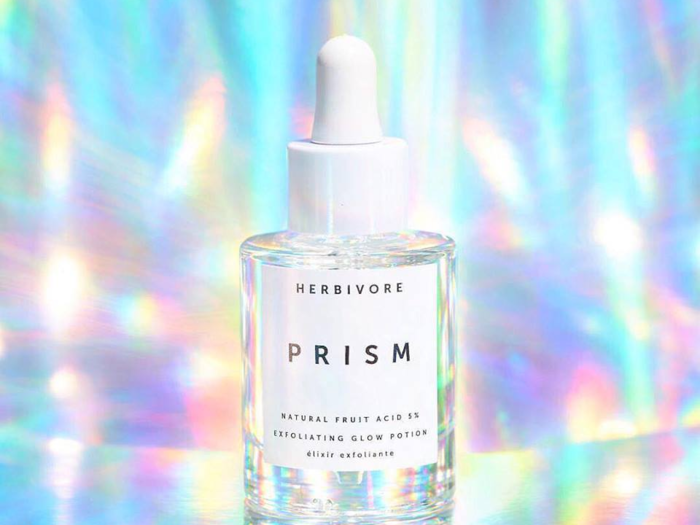 A fast-absorbing serum that gently exfoliates and clarifies the skin