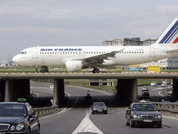 In June 1981, Air France announced its intent to buy 25 of the yet-to-be-launched jet.