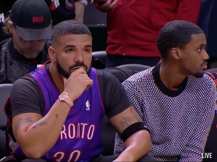 Drake trolled Stephen Curry at Game 1 of the NBA Finals by wearing his dad s Raptors jersey Business Insider India