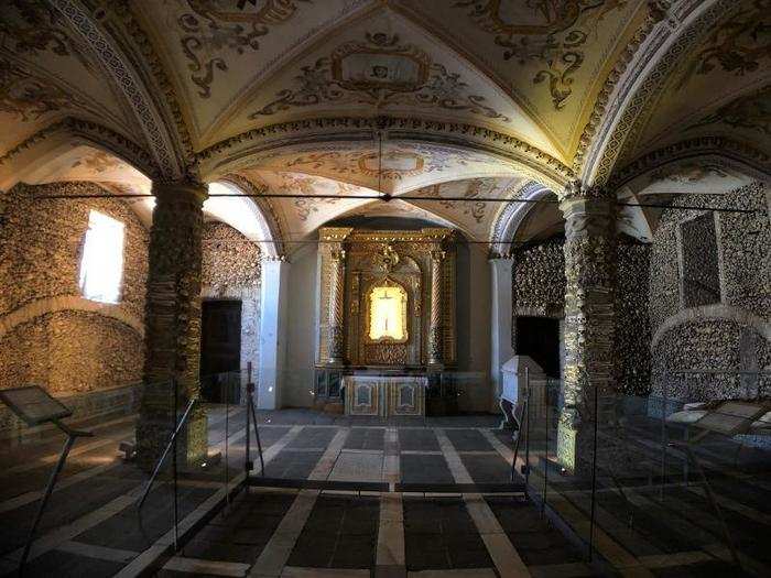 In this case, the Capela dos Ossos looks pretty similar in the iPhone shot.