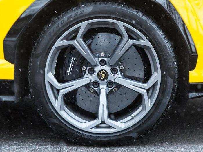 The 22-inch wheels are $700 extra. The carbon-ceramic brakes are not, but the black calipers are $1,100. Our Urus tester had a base price of $200,000 — the add-ons took it to $250,000.