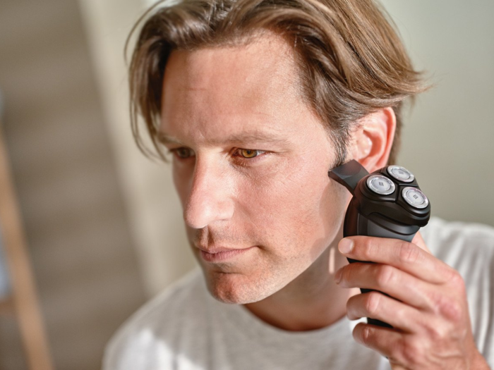 An electric shaver and trimmer that can be used wet or dry