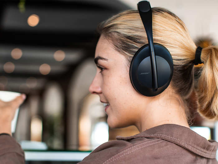 The Bose 700 come with noise-cancelling technology for phone calls, so you can be heard more clearly in a noisy environment.