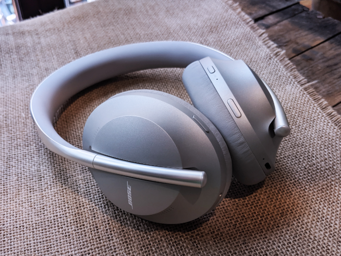 There are fewer lines, seams, and screws, and part of the headband is made of stainless steel, which looks and feels more premium than the plasticky build of the QC 35s.