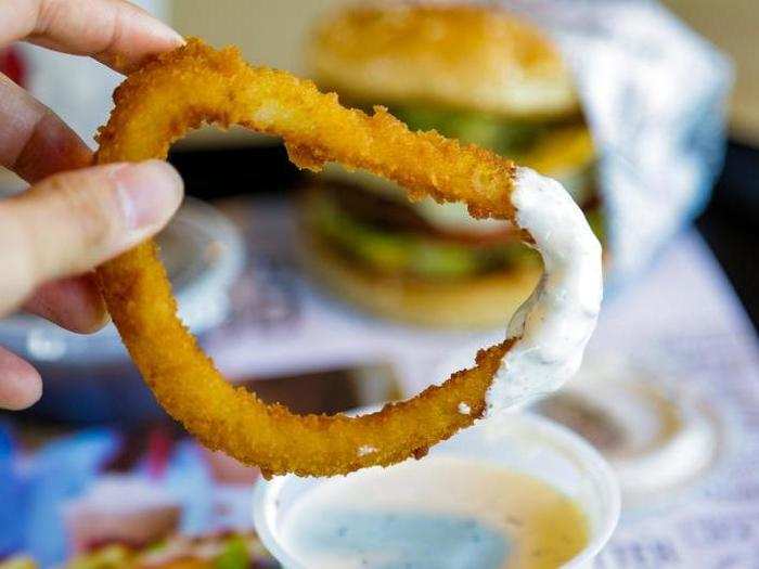 The onion rings came with ranch dipping sauce.