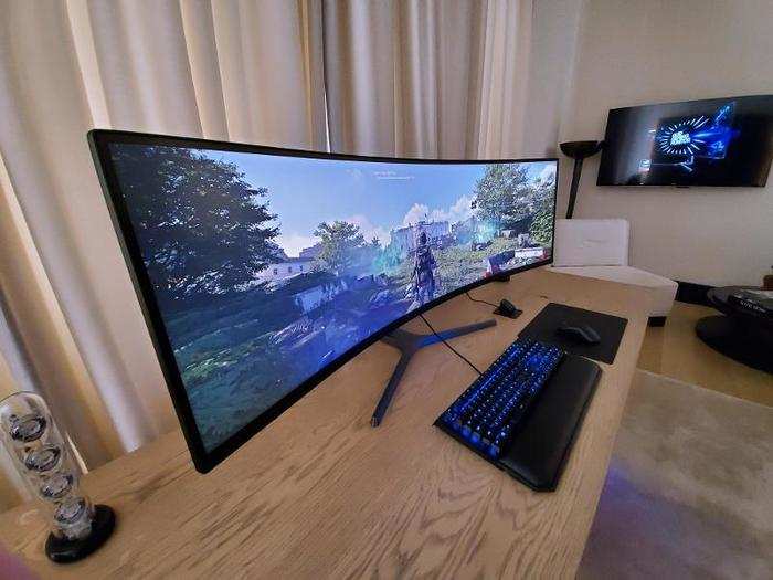 Samsung CRG9 Monitor