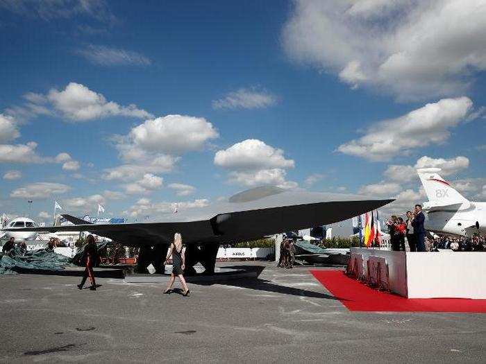 The NGF is shown to French President Emmanuel Macron, Spanish Defense Minister Margarita Robles, French Defense Minister Florence Parly and German Defense Minister Ursula von der Leyen, as well as Chairman and CEO of Dassault Aviation Eric Trappier.