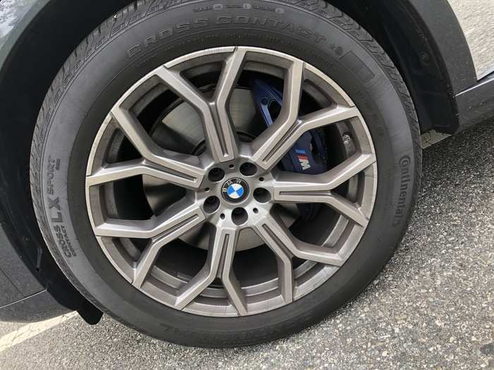 The 21-inch Y-spoke wheels were actually not an extra on this X7. The M-Sport brakes were: $650.