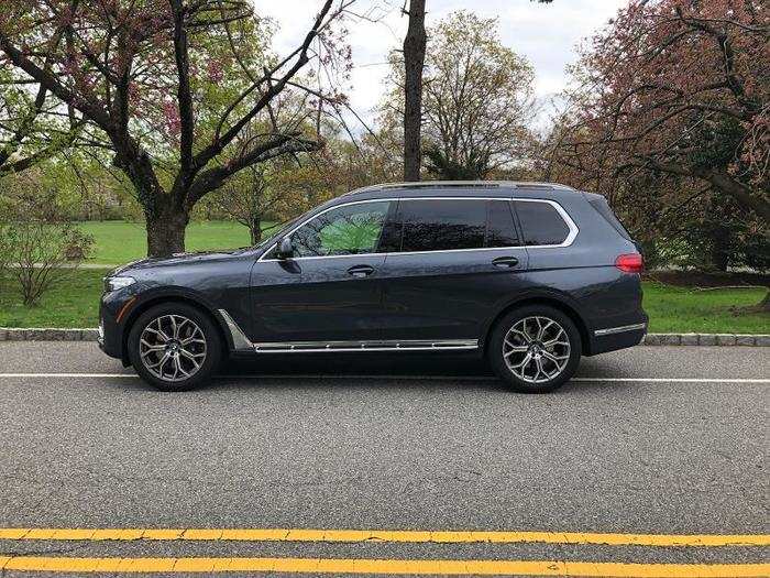 Side view: Hmmm ... Well, the X7 is definitely large. In fact, this is the first BMW I