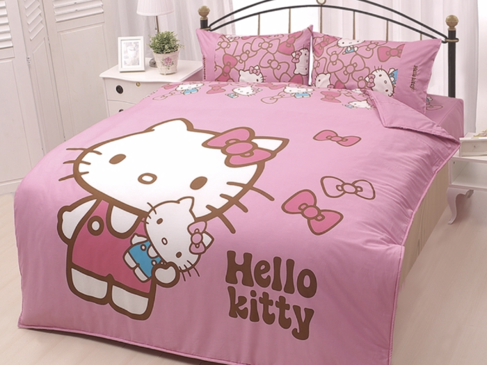 It also offers a set of Hello Kitty duvet cover and sheets. They cost 3,799 Taiwanese dollars.