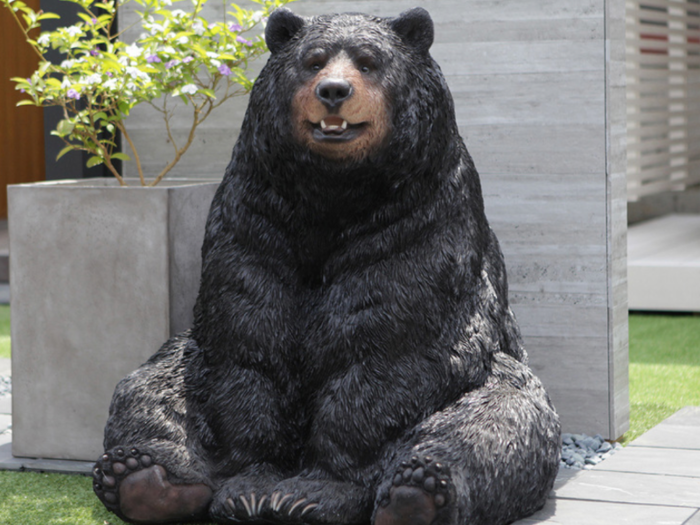 ... as well as a figure of a sitting bear to liven up your garden. This figure weighs about 50 pounds and goes for 799,000 won.