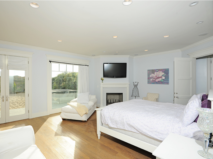 The main house has two master bedrooms, each with giant windows from which to appreciate the beautiful surroundings.