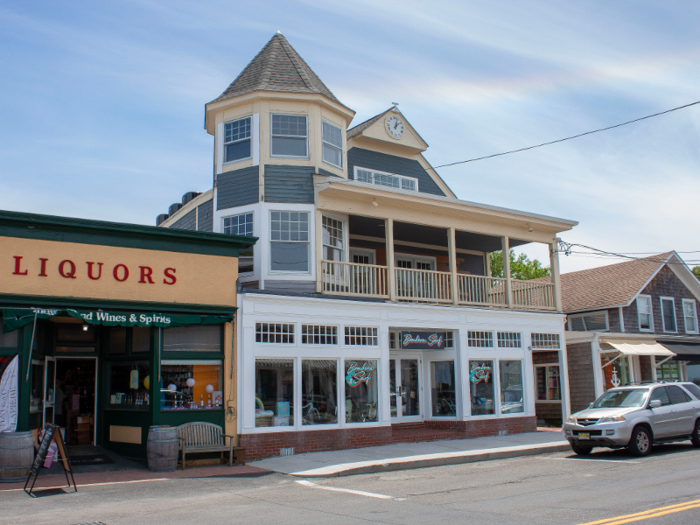 On the side of the island closest to the North Ferry, the main street is aptly named North Ferry Road.