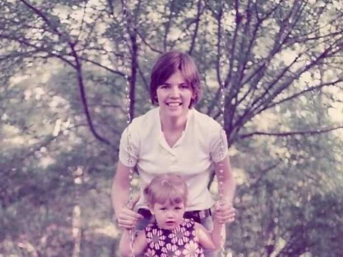 Warren dropped out of GW during her sophomore year to marry her high-school boyfriend. She later graduated from the University of Houston, moved to New Jersey and gave birth to her first daughter Amelia in 1971.