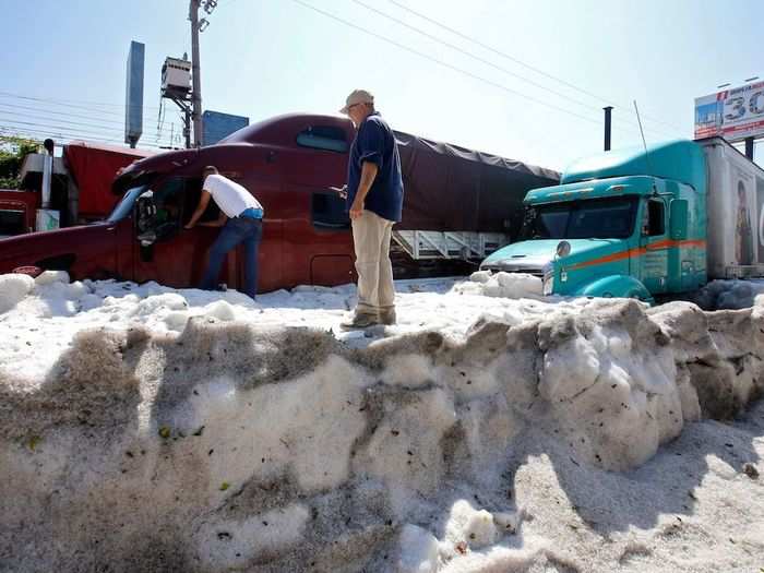 Even large trucks were submerged. This photo shows how high the snow had risen in eastern Guadalajara.