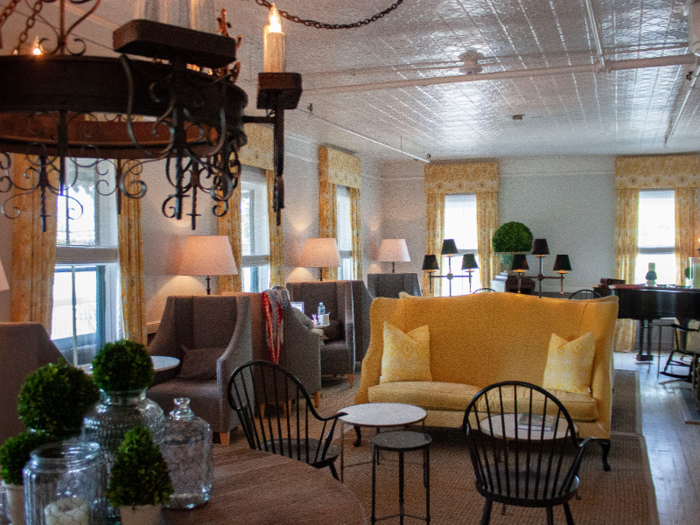 The hotel lobby, decorated with pops of gold, offers plenty of seating nooks. In the evenings, from 4:00 p.m. to 9:00 p.m., drinks are served in the lobby.