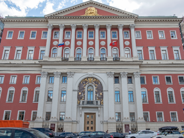 I passed a stately red building with white columns, which I later learned is the Moscow Mayor