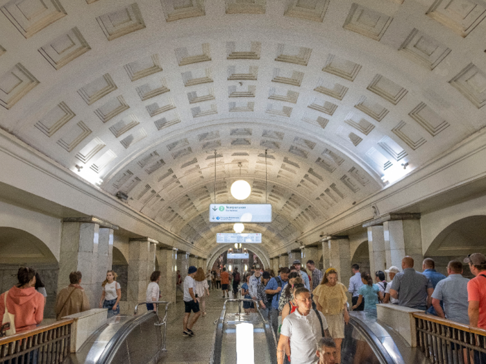 I got off the train at Okhotny Ryad to switch to the green Zamoskvoretskaya line, and I was struck by the beauty of the station. Judging by photos I