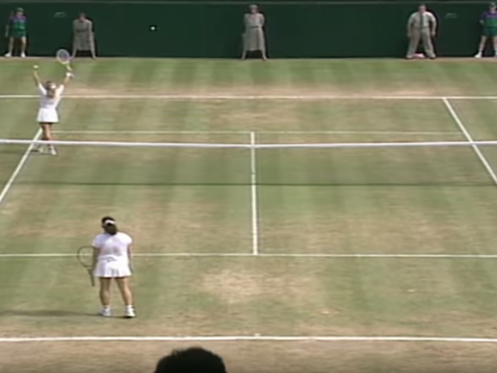 1995 (Steffi Graf defeated Arantxa Sánchez Vicario) — By the mid-1990s we can start to see more concentrated dead spots along the baseline although the evidence of the serve-and-volley style can still be seen.