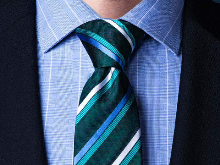 How to tie a tie in the Half Windsor knot