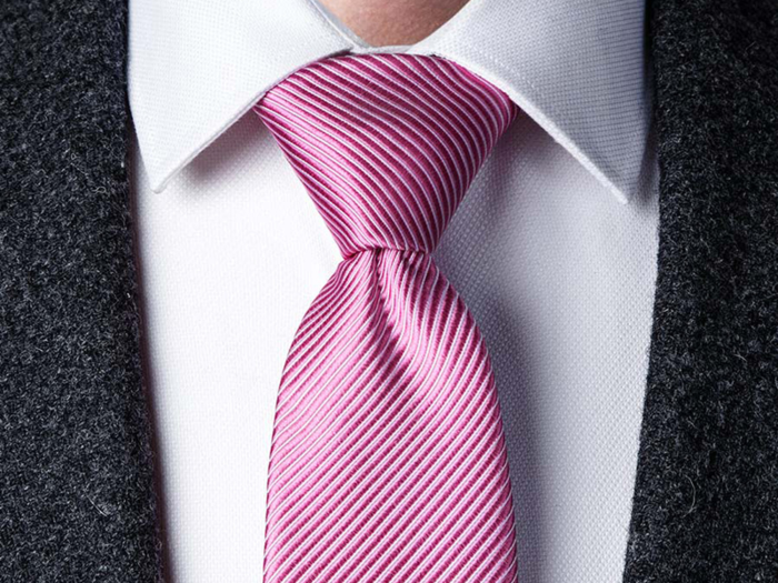 How to tie a tie in the Windsor knot