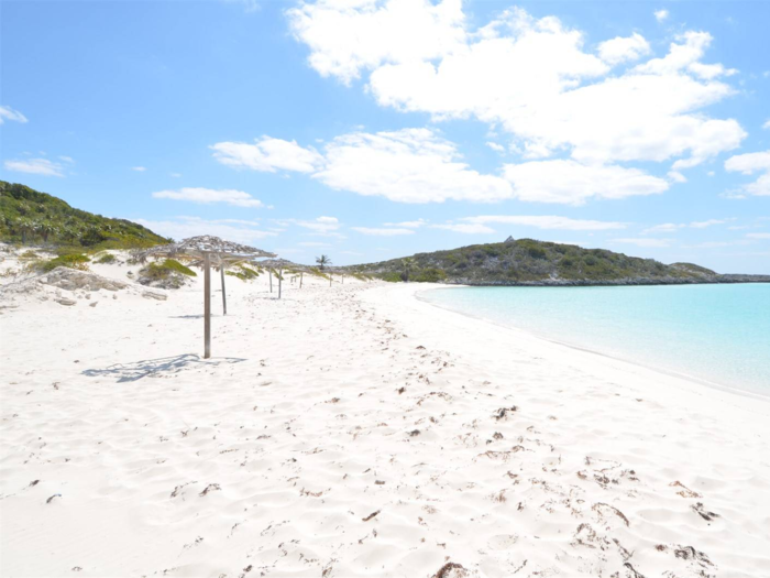 Saddleback Cay also has a total of seven sand beaches, and access to ocean areas for bone fishing and deep water fishing.