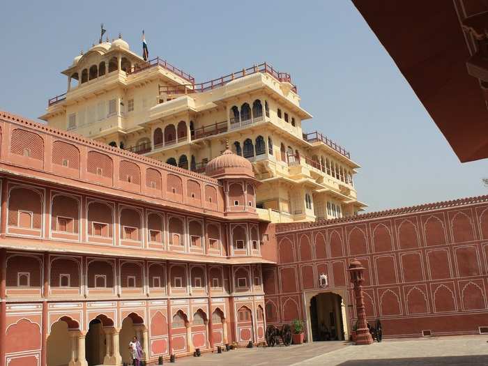 Jaipur has been popular among its tourists for its rosy pink colour. But it hasn’t like this from the beginning. Its king Ram Singh II decided to paint the whole city pink in a bid to impress royal counterparts.