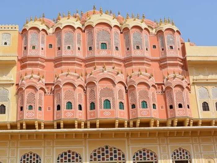 It also has spectacular monuments like the City Palace and the iconic the Hawa Mahal.