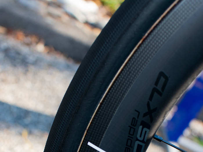 Alaphilippe opts for 50-centimeter-profile carbon aero wheels by Roval, a Specialized brand. The tires are also by Specialized: These are the S-Works Turbos, 26mm tubular tires, which are glued onto the rim.