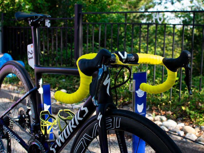 The yellow bottle cages by Tacx complement the tape.