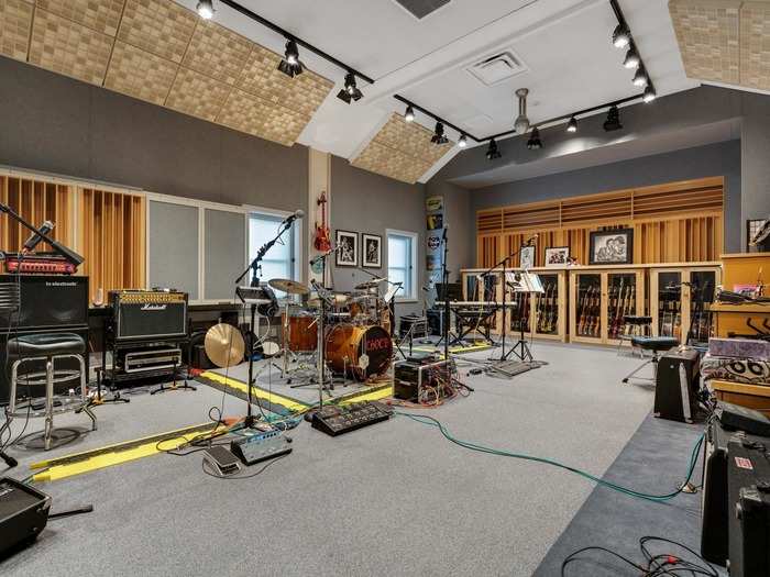 The office interior is far from what you might expect. An avid guitarist, Oates apparently converted the space into a professional recording studio said to be designed by the renowned acoustical consultant, Chip Davis Designs.