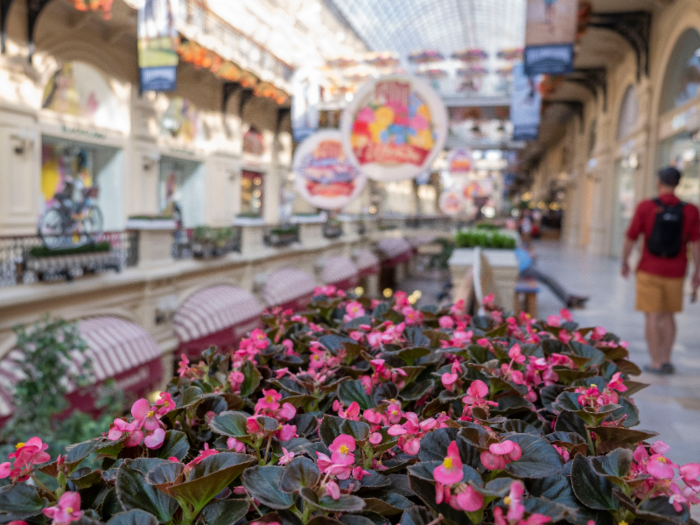 ... and live plants and flowers gave the space a fresh, cheerful vibe.