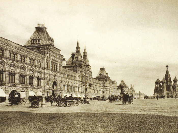 GUM opened in 1893. Until the 1920s, it was known as the Upper Trading Rows.