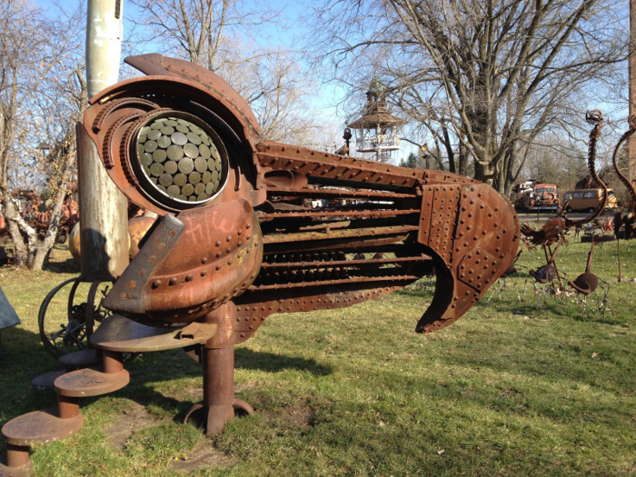 Throughout the garden, industrial scrap metal is twisted and turned into birds, dragons, tubes, and other figures for a truly eccentric experience.