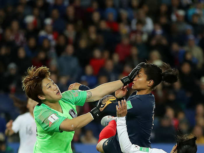 ... and gloves to the face, like during this match between Team France and Team Korea Republic ...