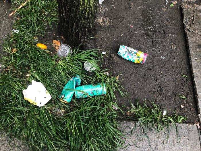 We found discarded cans of Arizona Iced Tea in the mud near the pop-up location ...