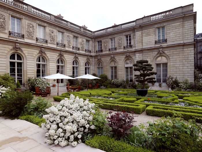 Some of the gardens closer to the palace feature more intimate, sculpted hedges.