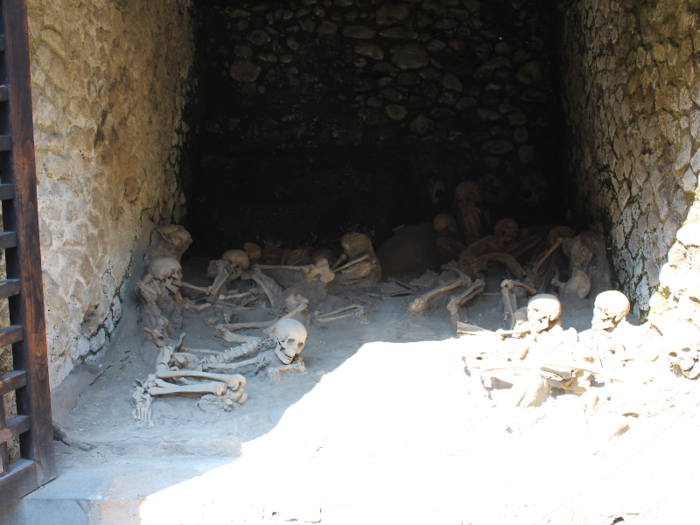 Since Herculaneum was built on the sea, it was initially thought that almost all inhabitants had managed to escape, but this wasn