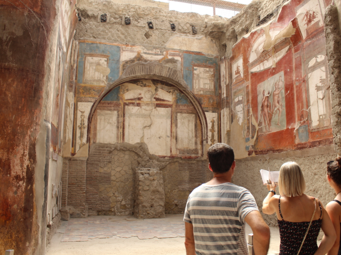 Unlike Pompeii, Herculaneum had been buried under a vast mudslide caused by the eruption, not ash and lava, which was much more destructive. As a result, Herculaneum was much better preserved — just look at how vivid this fresco is ...