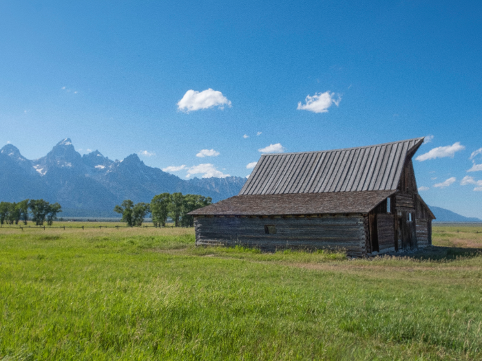 Finally, I had an unobstructed view of the iconic barn — for a moment, anyway. No sooner had I snapped a photo or two than another group of people showed up.