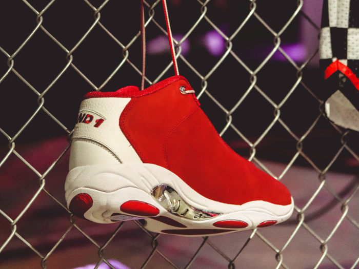 In 2000 Vincent Carter was wearing the And1 Tai Chi when he won the NBA Slam Dunk Contest. The event came seven years after the And1 brand was first created and solidified the sneaker