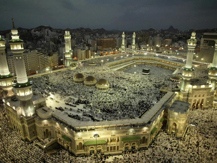 Since Mecca is in the desert, even during the evening temperatures only drop to about 84 degrees Fahrenheit.