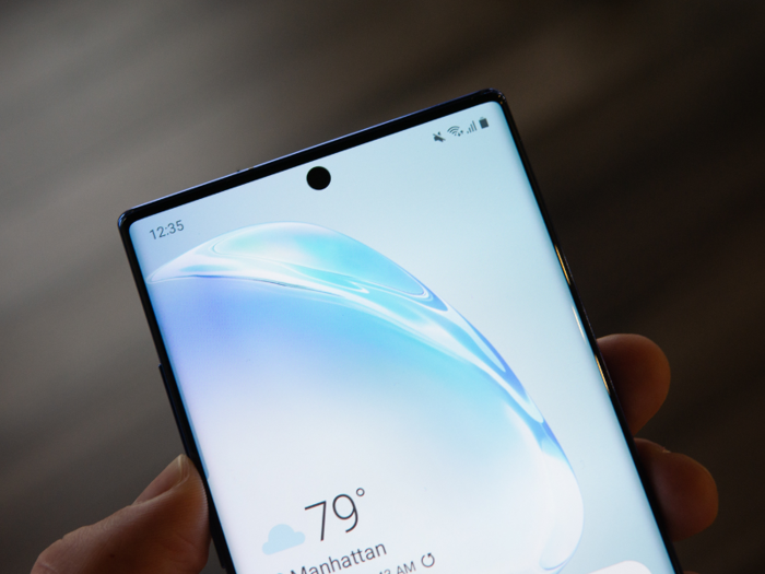 The rectangular design and ultra-thin bezels are the killer ingredients for the Note 10