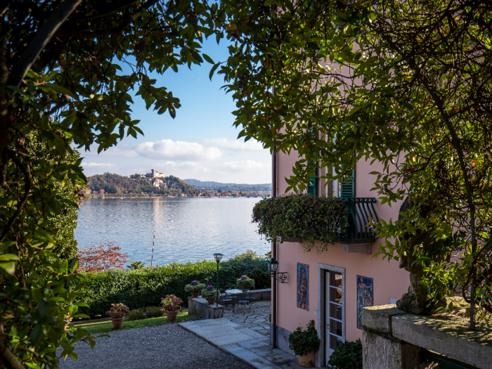 The villa directly overlooks the lake.