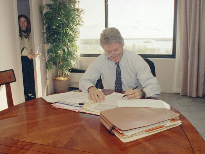 Bill Clinton was the third consecutive US president who writes with his left hand.