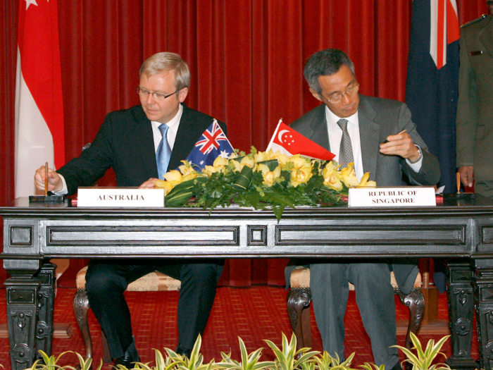 Singapore Prime Minister Lee Hsien Loong, who has occupied his office since 2004, also writes with his left hand.