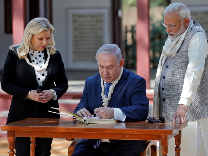 Israeli Prime Minister Benjamin Netanyahu is a lefty.