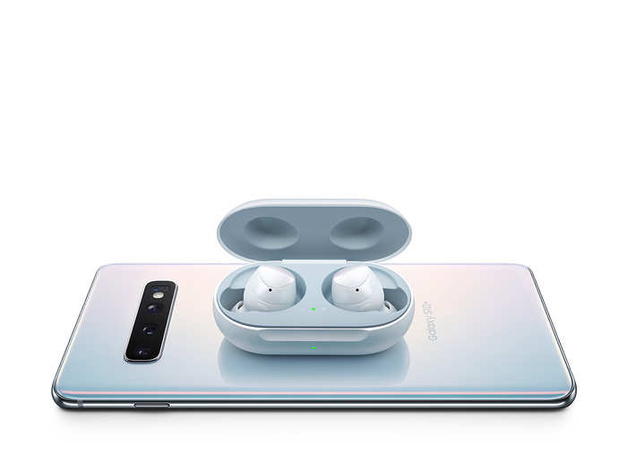 But the Galaxy Buds are $30 cheaper to start versus AirPods, and your Galaxy phone (S10 or Note 10) can actually charge the case wirelessly if you just plop the case onto the back of your phone. The iPhone can