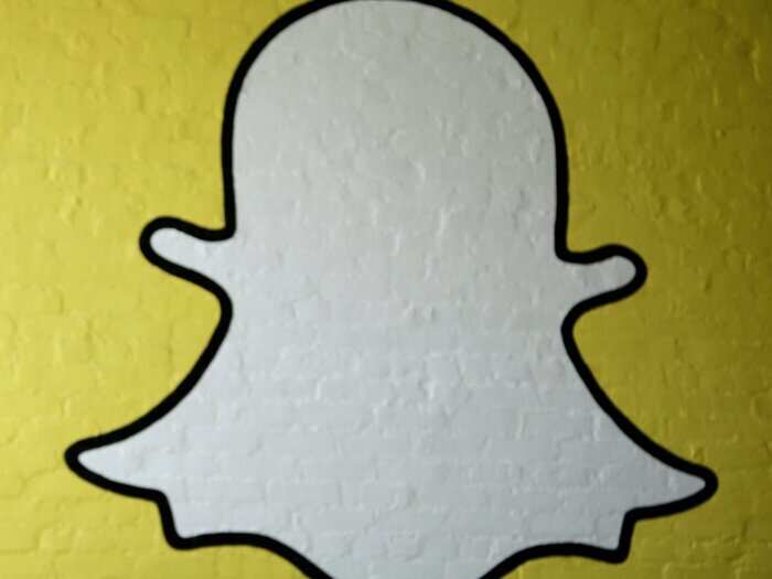 How to make a group chat on Snapchat, to send private Snaps and
